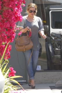 Hilary Duff feet photo thumbnail
