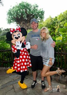 Carrie Underwood feet photo thumbnail