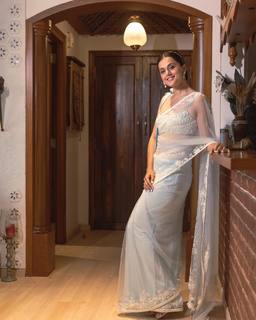 Taapsee Pannu feet photo thumbnail