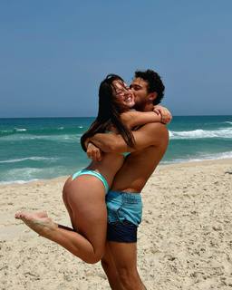 Larissa Manoela feet photo thumbnail