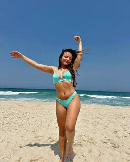 Larissa Manoela feet photo thumbnail