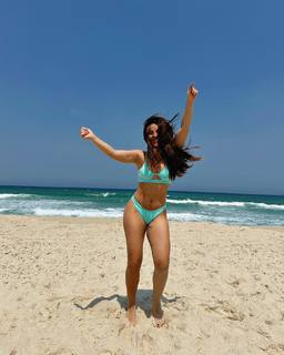 Larissa Manoela feet photo thumbnail