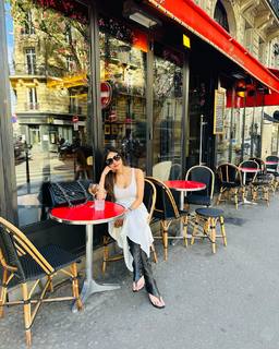 Mouni Roy feet photo thumbnail