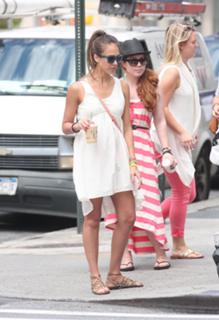 Jessica Alba feet photo thumbnail
