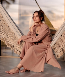 Sonakshi Sinha feet photo thumbnail