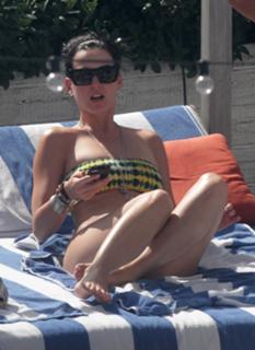 Katy Perry feet photo thumbnail