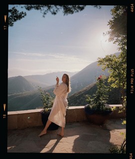 Brie Larson feet photo thumbnail