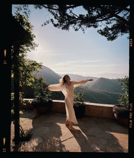Brie Larson feet photo thumbnail