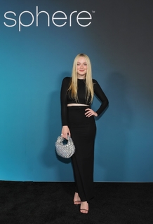 Dakota Fanning feet photo thumbnail