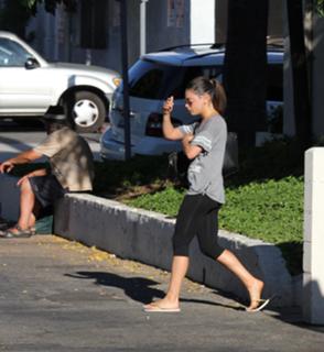 Mila Kunis feet photo thumbnail