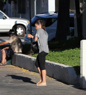 Mila Kunis feet photo thumbnail