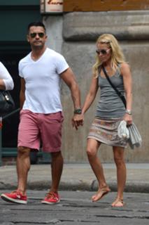 Kelly Ripa feet photo thumbnail