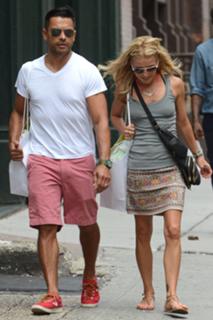 Kelly Ripa feet photo thumbnail