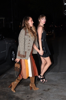 Taylor Swift feet photo thumbnail