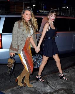 Taylor Swift feet photo thumbnail