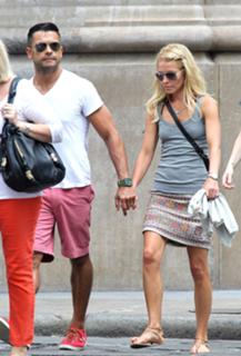 Kelly Ripa feet photo thumbnail