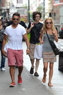Kelly Ripa feet photo thumbnail