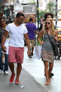 Kelly Ripa feet photo thumbnail