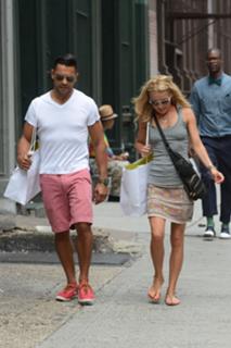 Kelly Ripa feet photo thumbnail