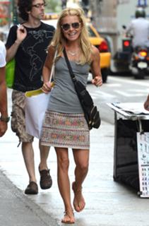 Kelly Ripa feet photo thumbnail
