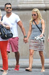 Kelly Ripa feet photo thumbnail