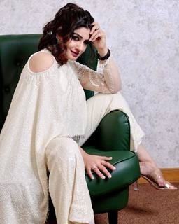 Raveena Tandon feet photo thumbnail