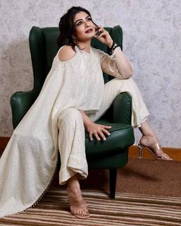 Raveena Tandon feet photo thumbnail