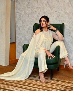 Raveena Tandon feet photo thumbnail