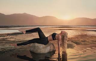 Khloé Kardashian feet photo thumbnail