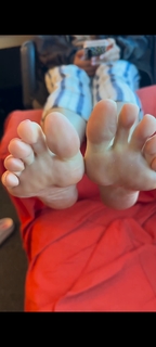 Kyle Unfug feet photo thumbnail