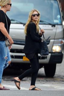 Ashley Olsen feet photo thumbnail