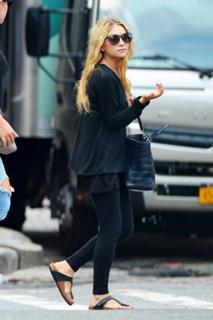 Ashley Olsen feet photo thumbnail