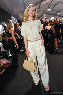 Elle Fanning feet photo thumbnail