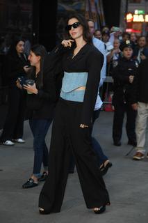 Anne Hathaway feet photo thumbnail