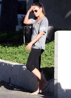 Mila Kunis feet photo thumbnail