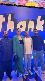 Sonam Kapoor feet photo thumbnail
