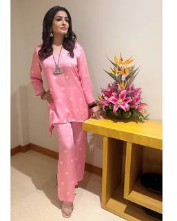 Raveena Tandon feet photo thumbnail
