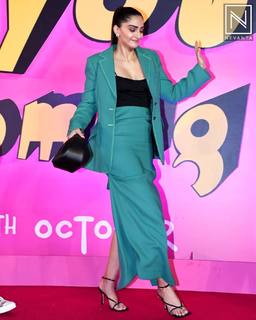 Sonam Kapoor feet photo thumbnail