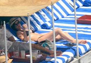 Katy Perry feet photo thumbnail