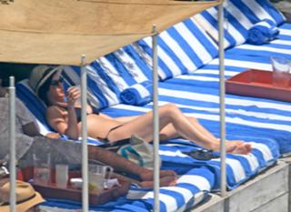Katy Perry feet photo thumbnail