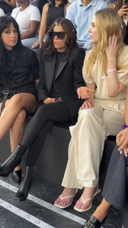 Elle Fanning feet photo thumbnail
