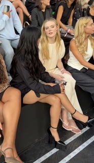 Elle Fanning feet photo thumbnail
