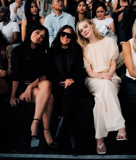 Elle Fanning feet photo thumbnail