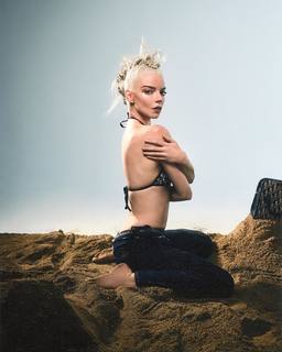 Anya Taylor-Joy feet photo thumbnail