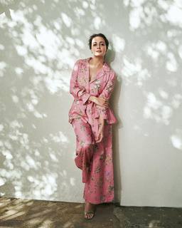 Dia Mirza feet photo thumbnail