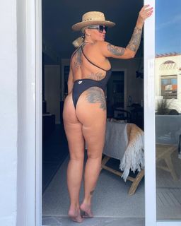 Kerry Katona feet photo thumbnail