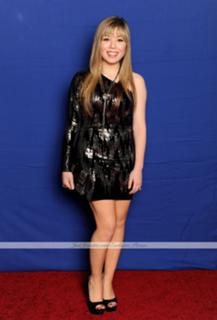 Jennette McCurdy feet photo thumbnail