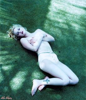 Drew Barrymore feet photo thumbnail