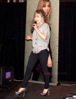 Jennette McCurdy feet photo thumbnail