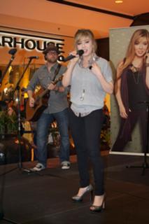 Jennette McCurdy feet photo thumbnail